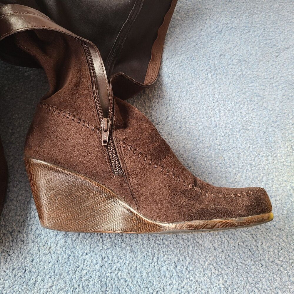 Aerosoles 2 Gathering Brown Stretch Faux Suede Tall Platform Wedge Boots Sz 8.5 - Picture 7 of 10